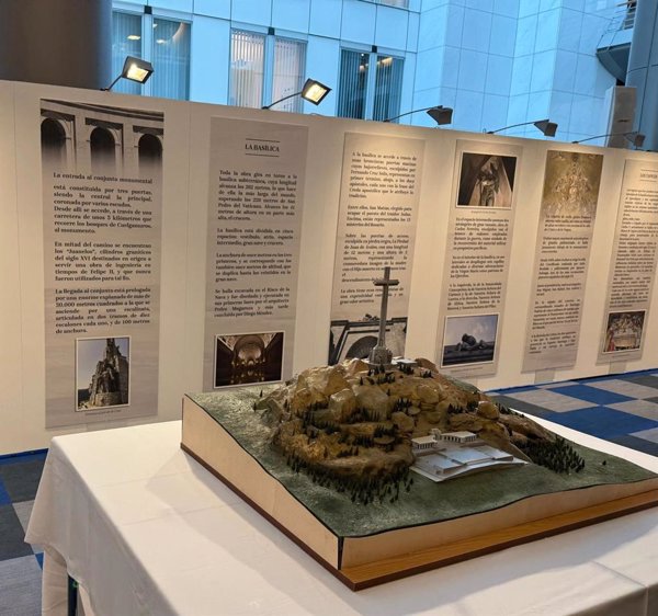 IU reclama al ministro Torres que exija al Parlamento Europeo retirar la exposición de Vox sobre el Valle de los Caídos