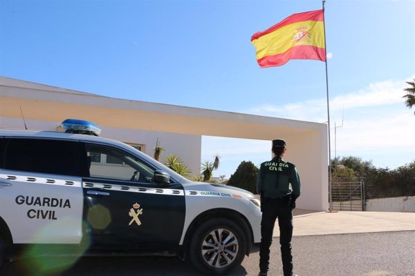 La Guardia Civil intercepta una patera con 14 migrantes de origen magrebí en Formentera