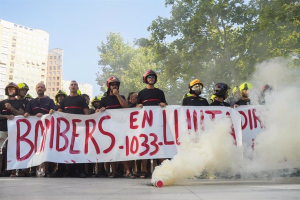 Bomberos se concentran en Valencia al grito de 'Mompó dimisión': 