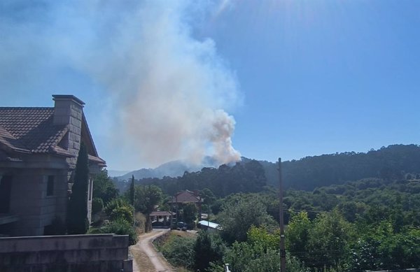 Controlado el incendio forestal de Lalín (Pontevedra), que afecta a unas 80 hectáreas