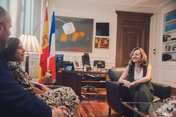 Pilar Alegría aborda con la embajadora de Francia en España los proyectos de colaboración educativa entre ambos países