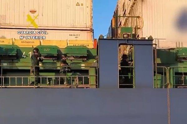 Intervenidos 1.300 kilos de cocaína en un portacontenedores en aguas de la Bahía de Cádiz