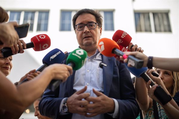 Óscar López cree que se está opinando 