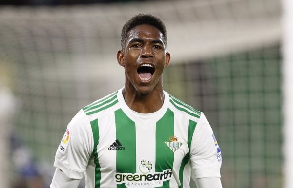 El lateral Junior Firpo regresa libre al Real Betis y firma hasta 2028