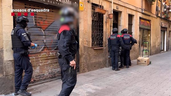 17 detenidos y centenares de móviles robados intervenidos en un operativo de Mossos en Barcelona