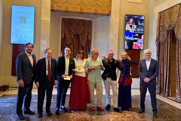 El tenor Xabier Anduaga, la revista Shangay, la periodista Olga Baeza y la productora Núria Moreno premiados por el Real
