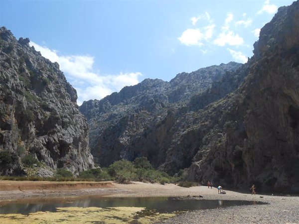 Bomberos rescatan a tres adultos con niños que estaban agotados y sin agua en el Torrent de Pareis (Mallorca)