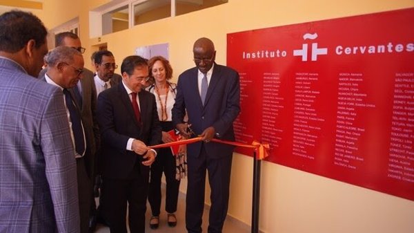 Albares inaugura la extensión del Instituto Cervantes en Mauritania para impulsar la enseñanza del español y la cultura