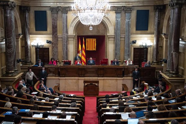 El Parlament lamenta las muertes y afectaciones por los incendios y las riadas en Cataluña