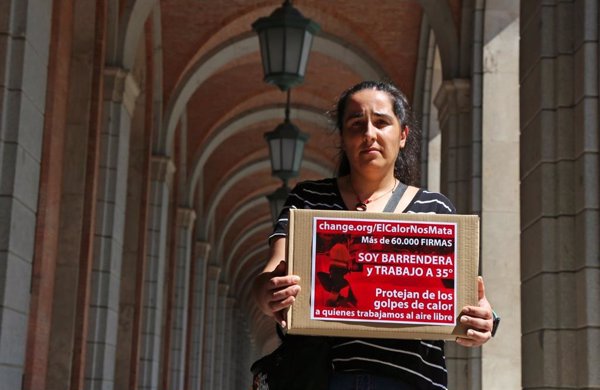Una barrendera entrega 60.000 firmas a Trabajo para pedir protección frente a golpes de calor y pide 
