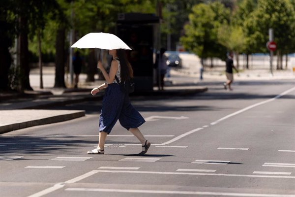Altas temperaturas, lluvias, tormentas, olas y viento ponen en aviso a 22 provincias