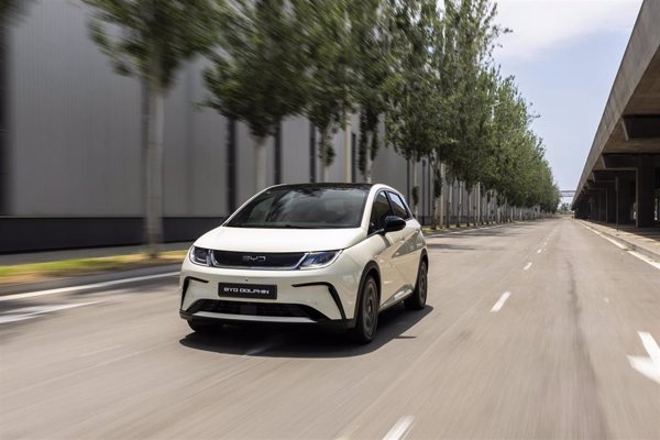 BYD actualiza su Dolphin con un nuevo equipamiento tecnológico y mayor potencia de carga en España