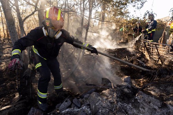 El viento amenaza con complicar el incendio de Méntrida (Toledo) a partir del mediodía