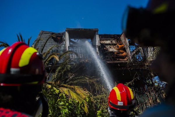 Calma tensa en la urbanización Calypo Fado afectada por el incendio donde los vecinos han podido volver a sus casas
