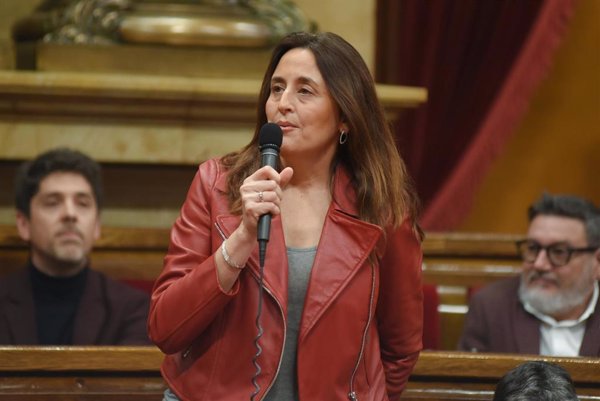 Consejera catalana de Educación pide disculpas por adjudicaciones y afirma que se repetirán 