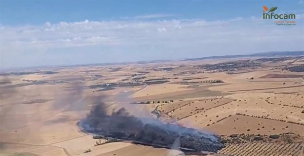 Un fuego en un camión provoca un incendio forestal en Alcolea de Calatrava (Ciudad Real) y el corte de la N-430