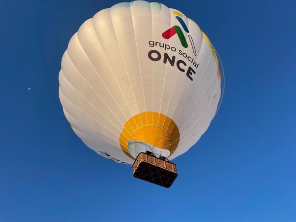 Fundación ONCE y la empresa 'Siempre en las Nubes' presentan un globo aeroestático adaptado a problemas de movilidad