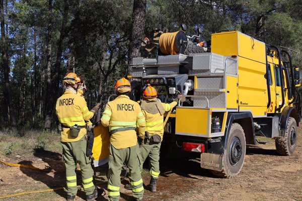 Medios terrestres y aéreos intervienen en un incendio forestal en Cañamero (Cáceres)