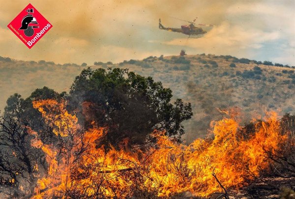 Los bomberos trabajan en un área escarpada y de 