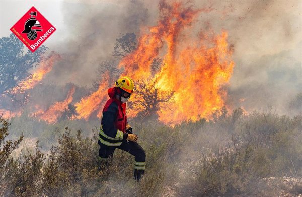 Bomberos perimetran el incendio de Ibi, pero están alerta ante la posible reproductividad por calor y viento