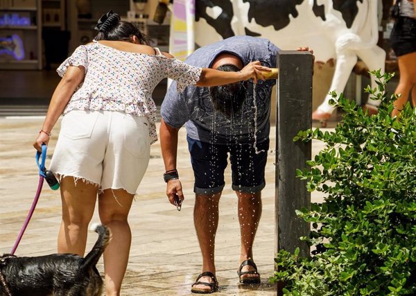 Emergencias establece alerta naranja en litoral de Valencia y litoral sur de Alicante por altas temperaturas