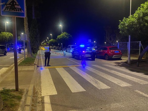 Fallecen dos jóvenes al salirse de la vía la moto en la que circulaban en Motril (Granada)