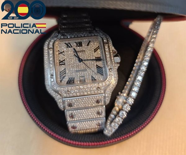 Detenido un limpiador de coches de alquiler en Palma por robar un reloj y una pulsera valorados en 21.000 euros