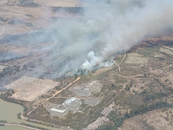 El incendio forestal en Valdecaballeros (Badajoz) se mantiene en nivel 1 y su evolución es desfavorable