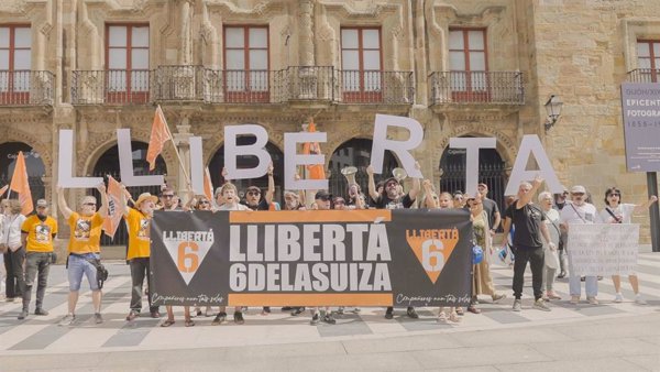 Decenas de personas se concentran en Gijón para reclamar el indulto de Las Seis de La Suiza