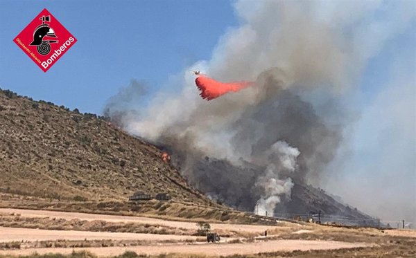 Evolucionan favorablemente los incendios forestales de Ibi y Villena (Alicante), ya estabilizados