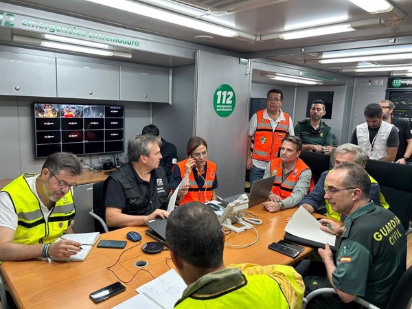 El incendio de Valdecaballeros (Badajoz), que ha arrasado unas 2.500 hectáreas, evoluciona favorablemente