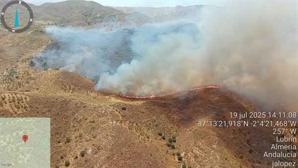 Siguen las labores contra el incendio de Lubrín (Almería) con 7 aeronaves y 14 grupos de bomberos forestales