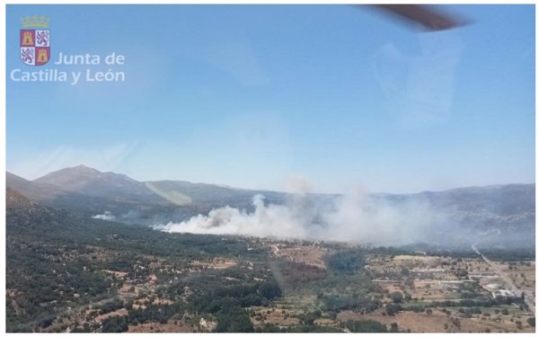 Controlado el incendio forestal de Navaluenga (Ávila)