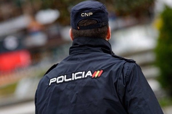 Detenido un policía tras retener presuntamente a su pareja en una vivienda de Almería