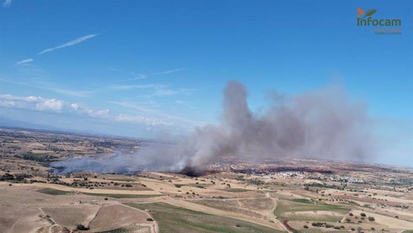Evacúan parte de la urbanización Fuente Saúco por el incendio de La Torre de Esteban Hambrán (Toledo)