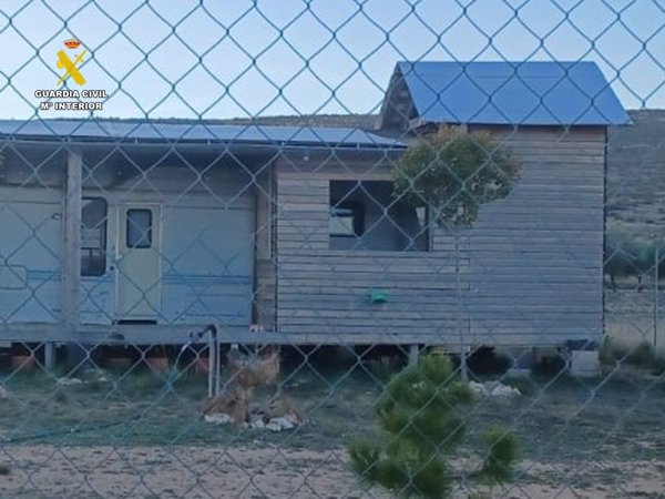 Dos investigados por construir una casa sin licencia en el Parque Natural de la Sierra de Mariola (Alicante)
