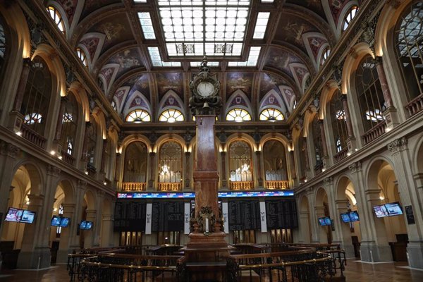 El Ibex 35 retrocede un 0,22% en la media sesión, hasta los 13.960 puntos