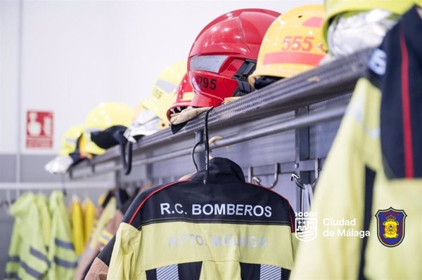 Cortada la A-7054 en Málaga capital por un incendio en una zona de matorral