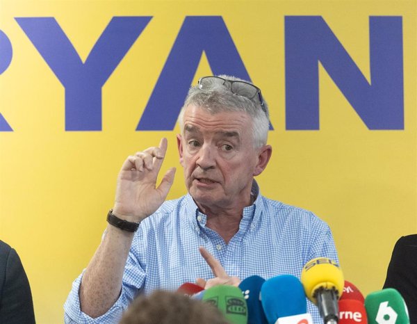 Ryanair podría subir la comisión a los trabajadores que identifiquen equipaje que excede el tamaño permitido