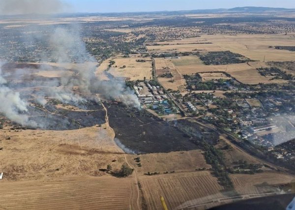 Efectivos del Plan Infoex trabajan en un incendio forestal en la zona de Las Vaguadas de Badajoz