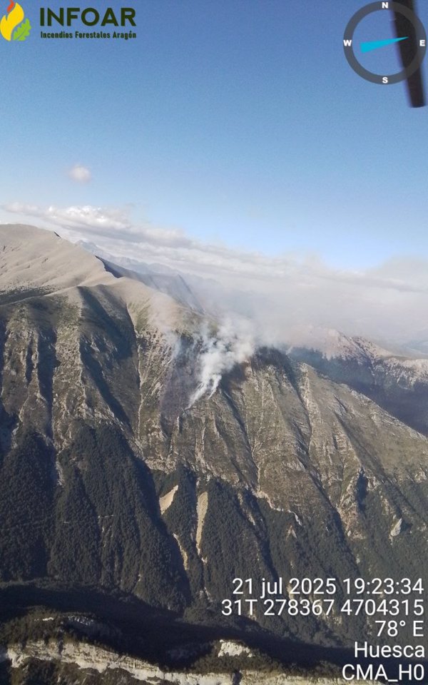 Las labores de extinción del incendio en Foradada del Toscar (Huesca) seguirán hasta el ocaso