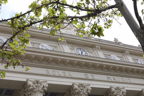 El Ibex 35 mantiene los 14.000 enteros en la apertura pese a amanecer en 'rojo' (-0,2%)