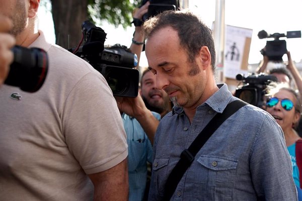 Llega al punto de encuentro familiar el padre del hijo menor de Juana Rivas a la espera de la decisión del TC