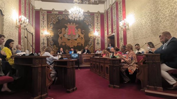 PP y PSPV aprueban en Alicante ampliar la moratoria de licencias de pisos turísticos a bloques completos
