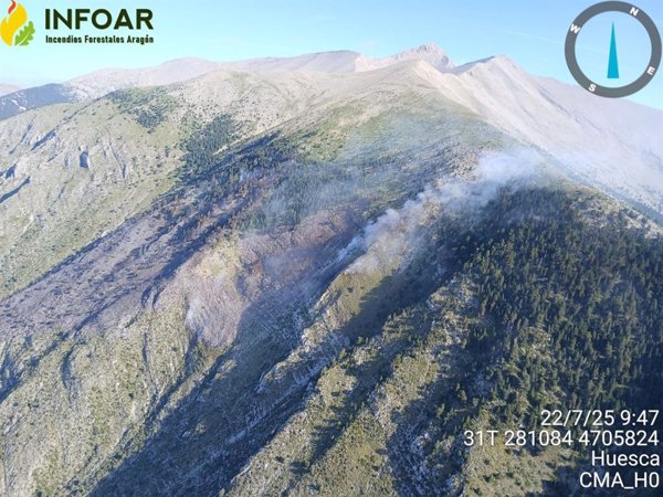 Recursos aéreos y terrestres retoman las labores de extinción del incendio en Foradada del Toscar (Huesca)