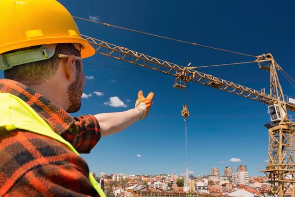 Casi 1,5 millones de personas trabajaban en la construcción al cierre del semestre, un 4,3% más