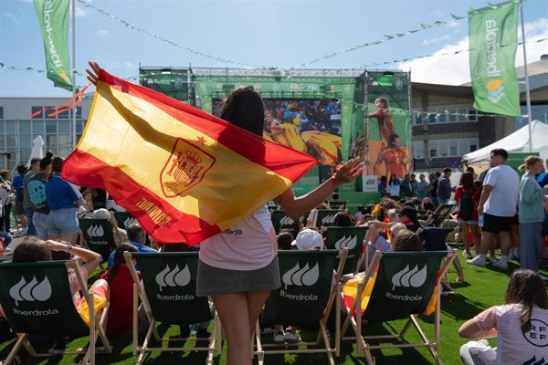 Iberdrola activa una 'fan zone' en Oviedo con pantalla gigante para ver el Alemania-España de la EURO