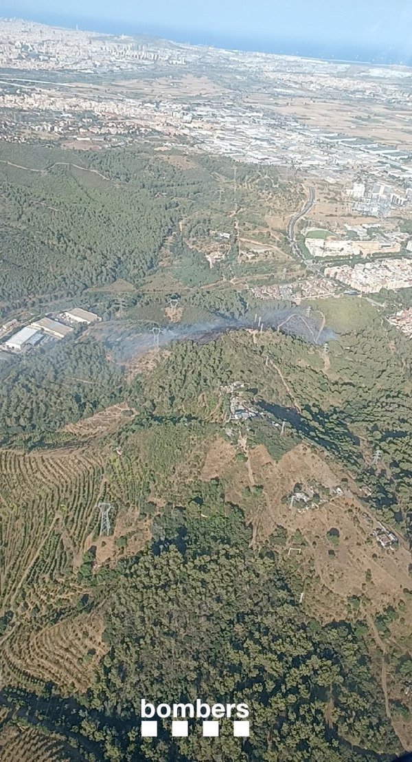 Bomberos dan por controlado el incendio de Viladecans (Barcelona) tras quemarse unas 3,5 hectáreas