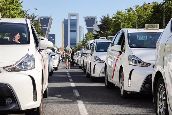 Sumar y Podemos exigen topar los precios de los seguros del taxi para que dejen de subir una 