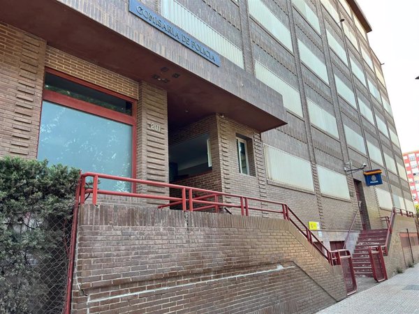 Libertad provisional y orden de alejamiento para el policía detenido por retener a su pareja en su casa en Almería